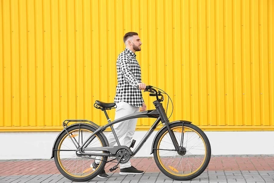 photo d'un homme avec un vélo