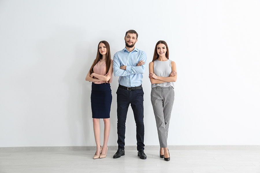 3 personnes travaillant dans un cabinet de services aux entreprises