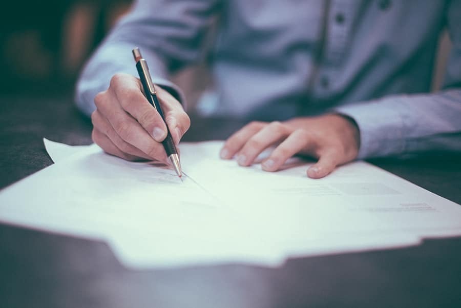 Employé remplissant un formulaire pour respecter ses obligations légales